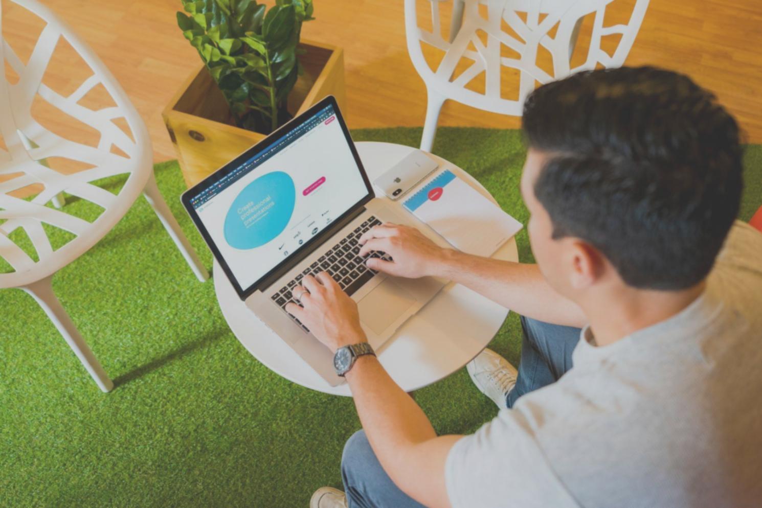 Session de formation en analyse financière avec documents et calculatrices