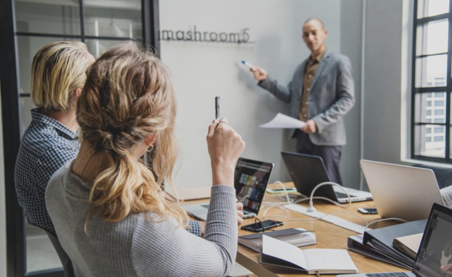 Analyse de données financières sur écran d'ordinateur